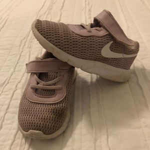 Nike Tanjun Shoe size 7